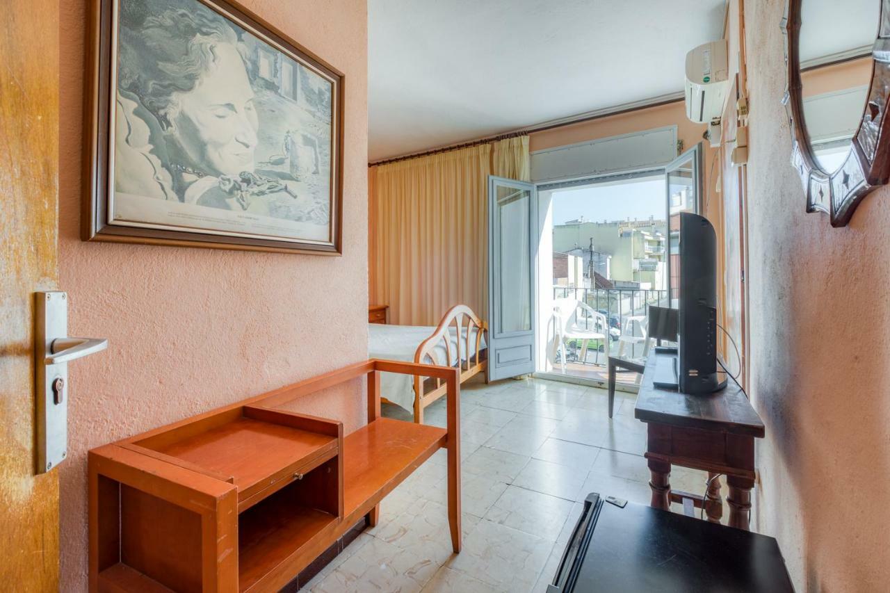 Hostal Restaurante El Roser L' Escala Eksteriør billede